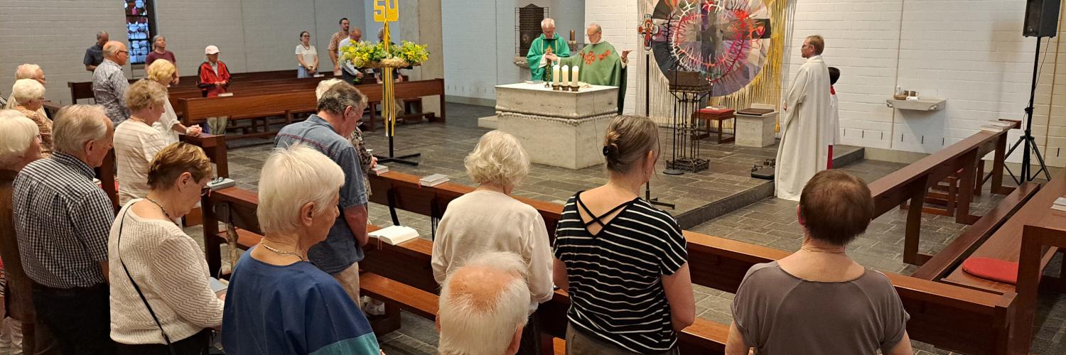 Gemeinde feiert Eucharistie