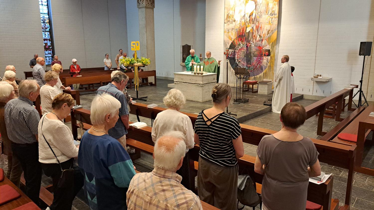 Gemeinde feiert Eucharistie