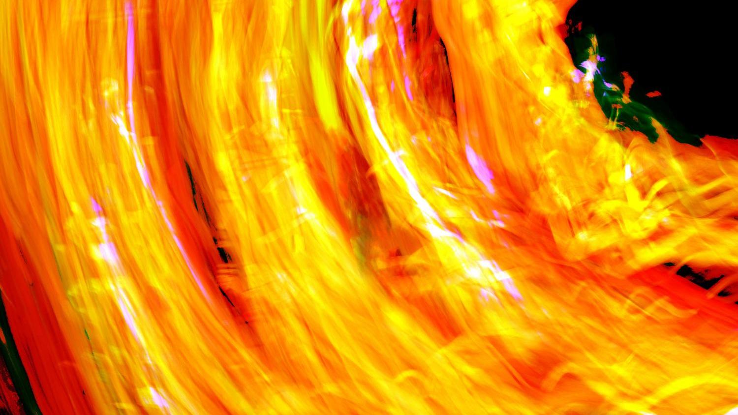 Leuchtende, abstrakte gelbe und orange Wirbel auf schwarzem Hintergrund.