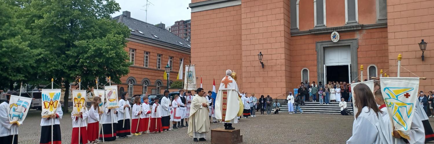 Fronleichnamsfeier vor einer Kirche