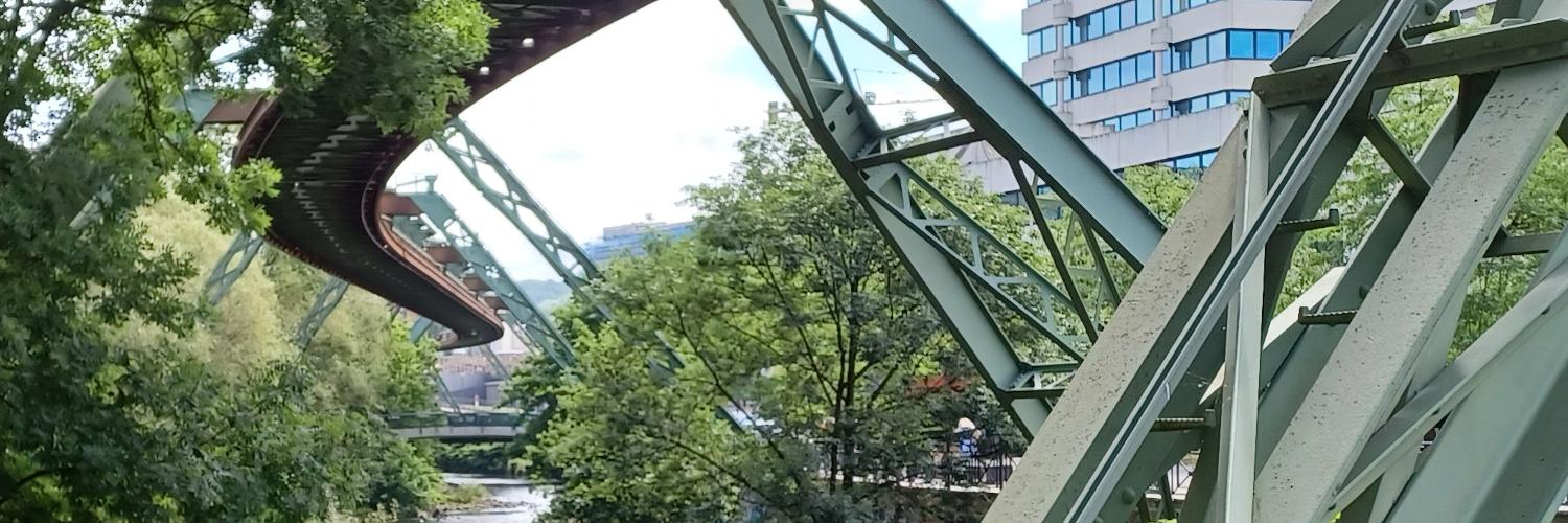 Schienengerüst der Schwebebahn über der Wupper