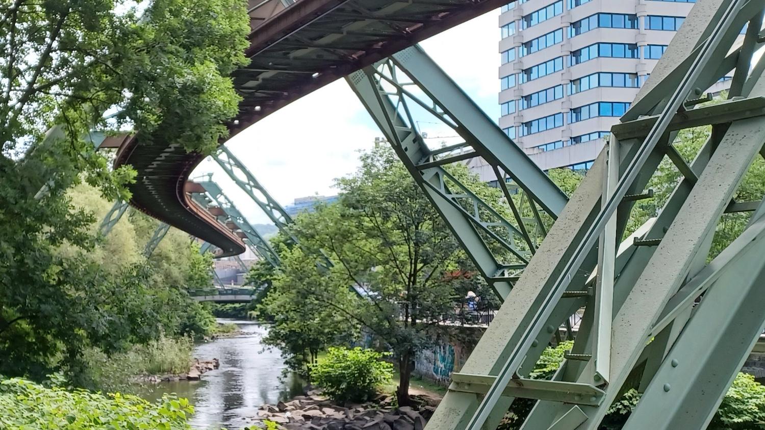 Schienengerüst der Schwebebahn über der Wupper