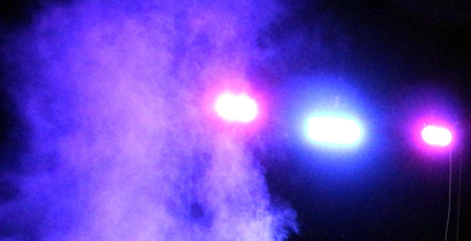 Bunte Scheinwerfer im Bühnenebel