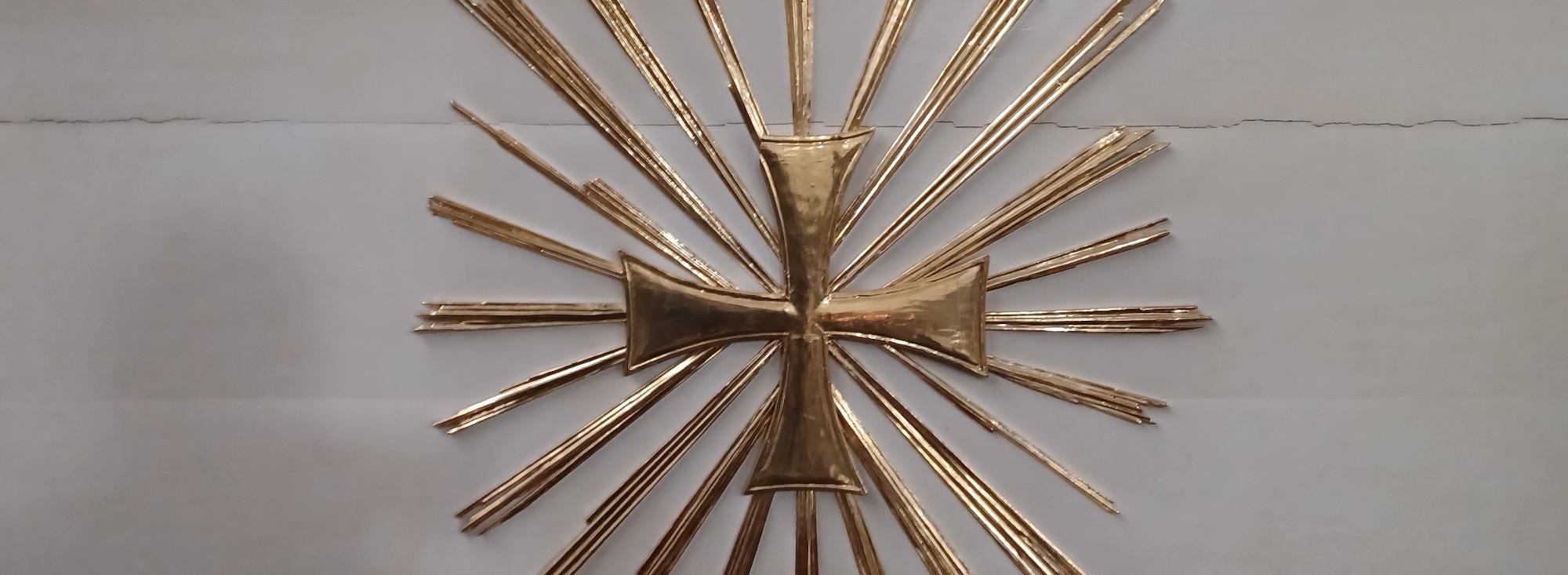 Ornament goldenes Kreuz mit Strahlen