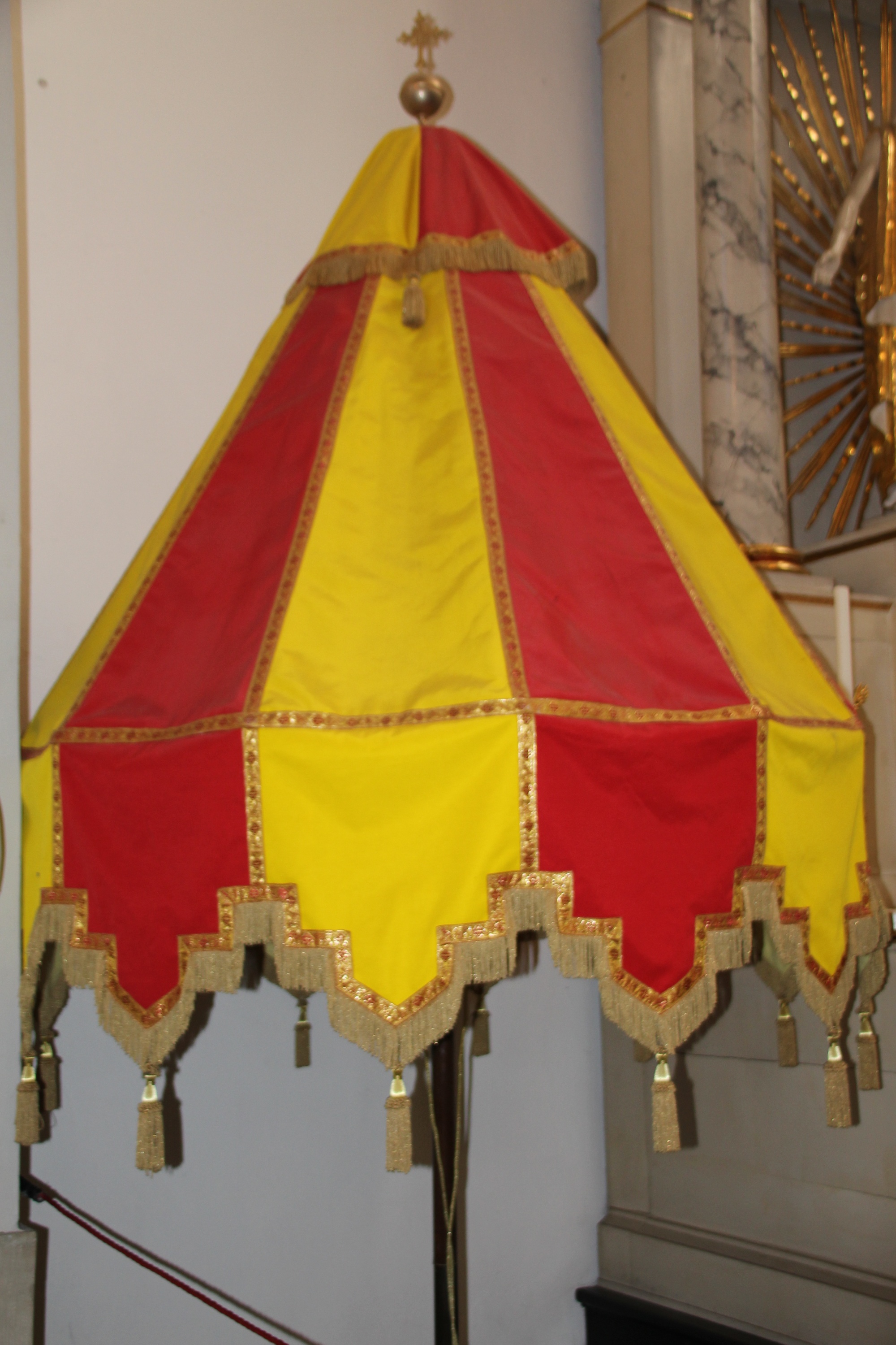 Rot-gelber Schirm in einer Kirche