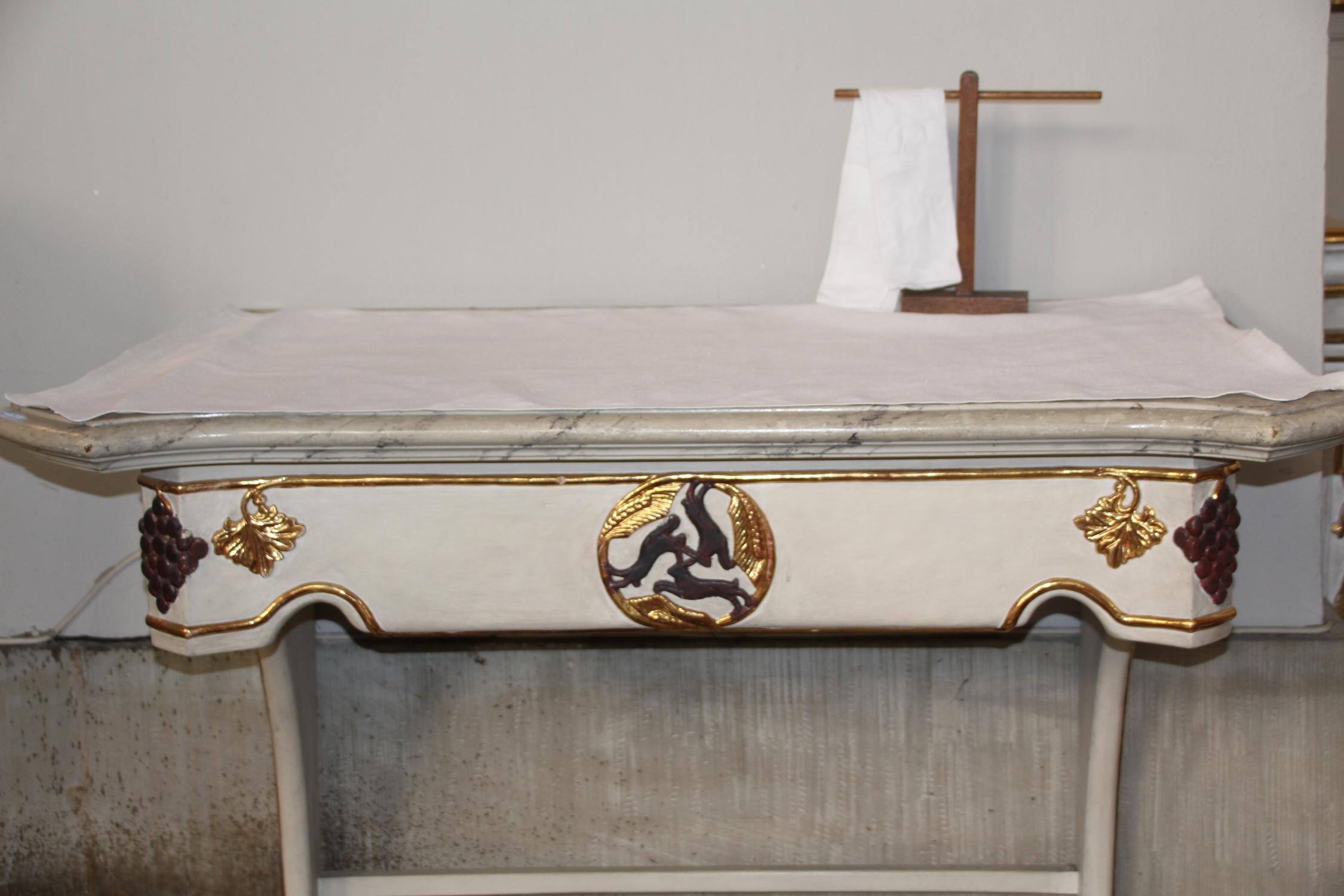 Kredenztisch einer Kirche
