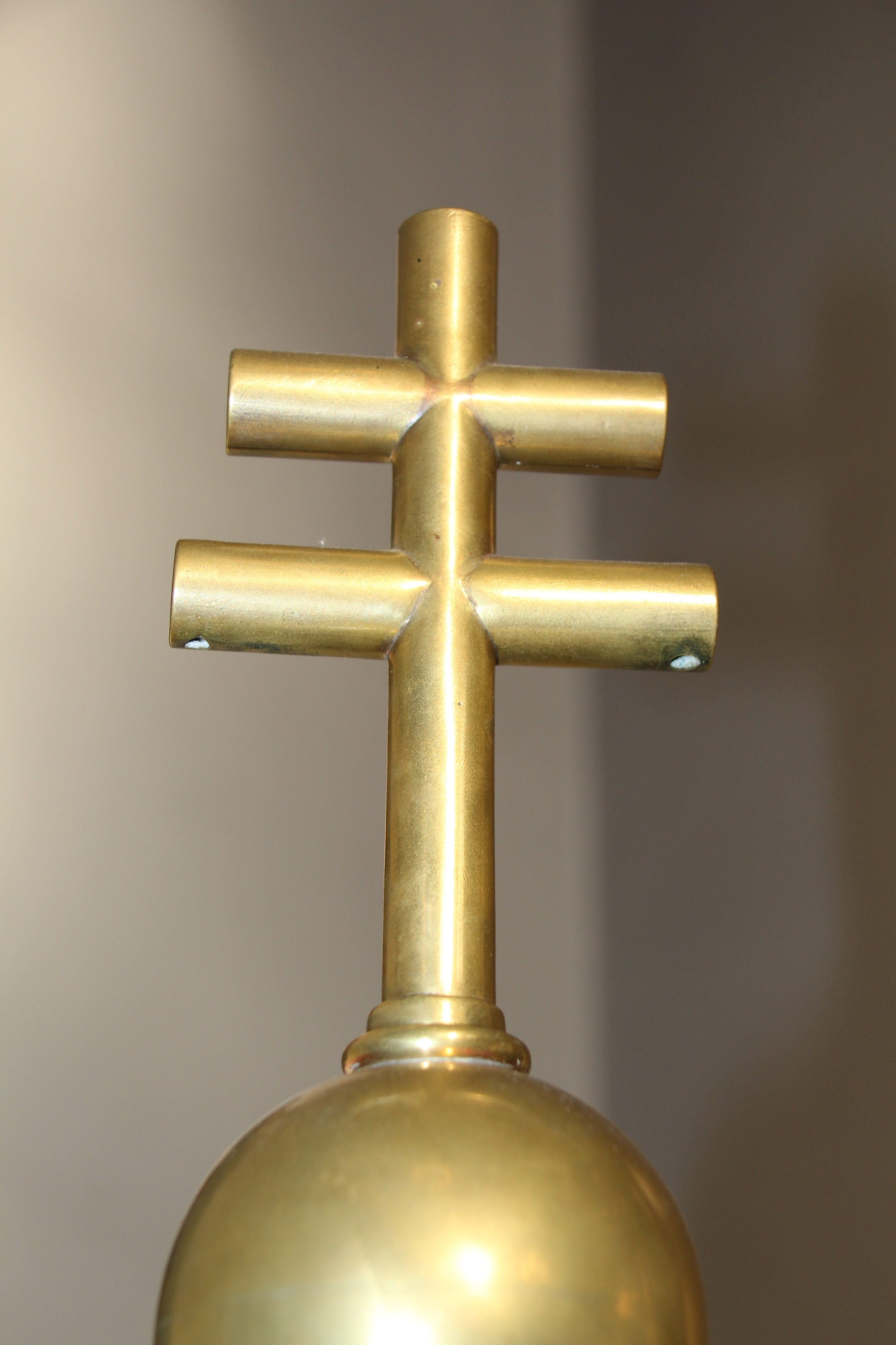 Goldene Kugel mit einem doppeltem Kreuz darauf