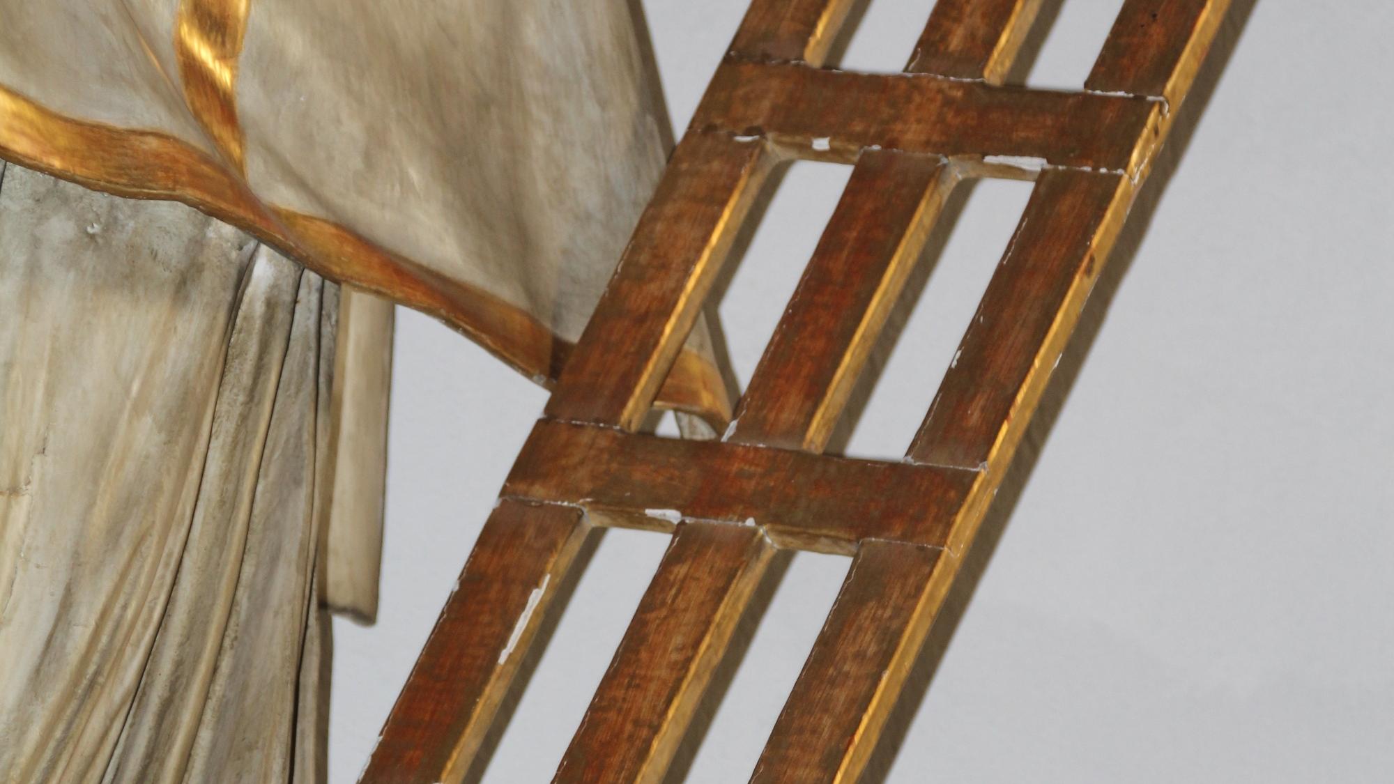 Detail einer Laurentius-Statue: der Rost des heiligen Laurentius
