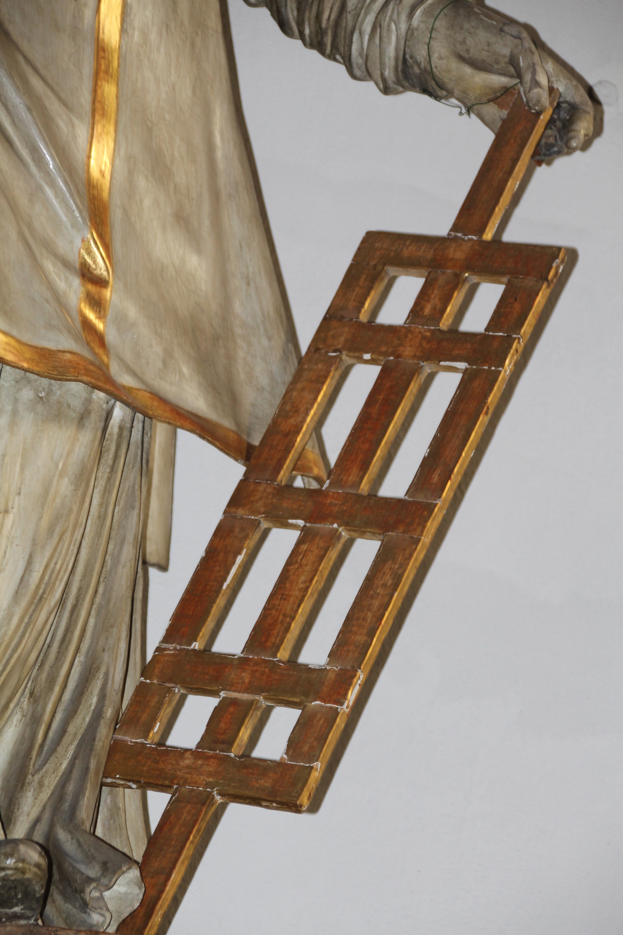 Detail einer Laurentius-Statue: der Rost des heiligen Laurentius