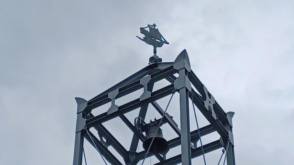 Schiffsskulptur als Spitze eines Glockenturms