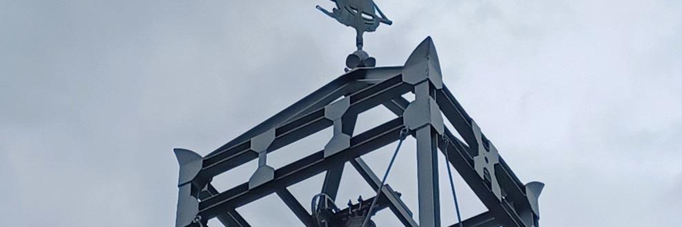 Schiffsskulptur als Spitze eines Glockenturms