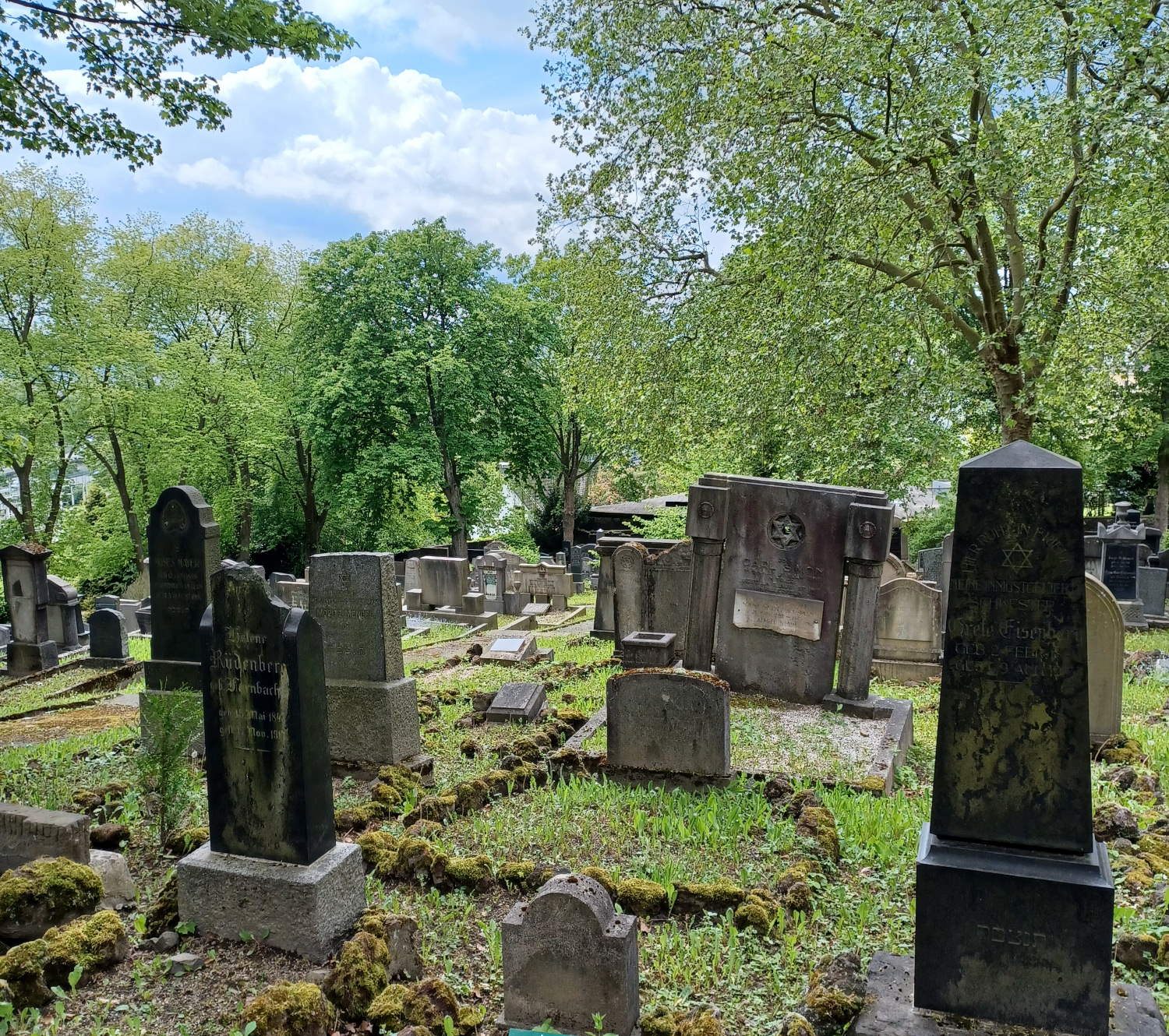 Alte Grabsteine auf einem jüdischen Friedhof