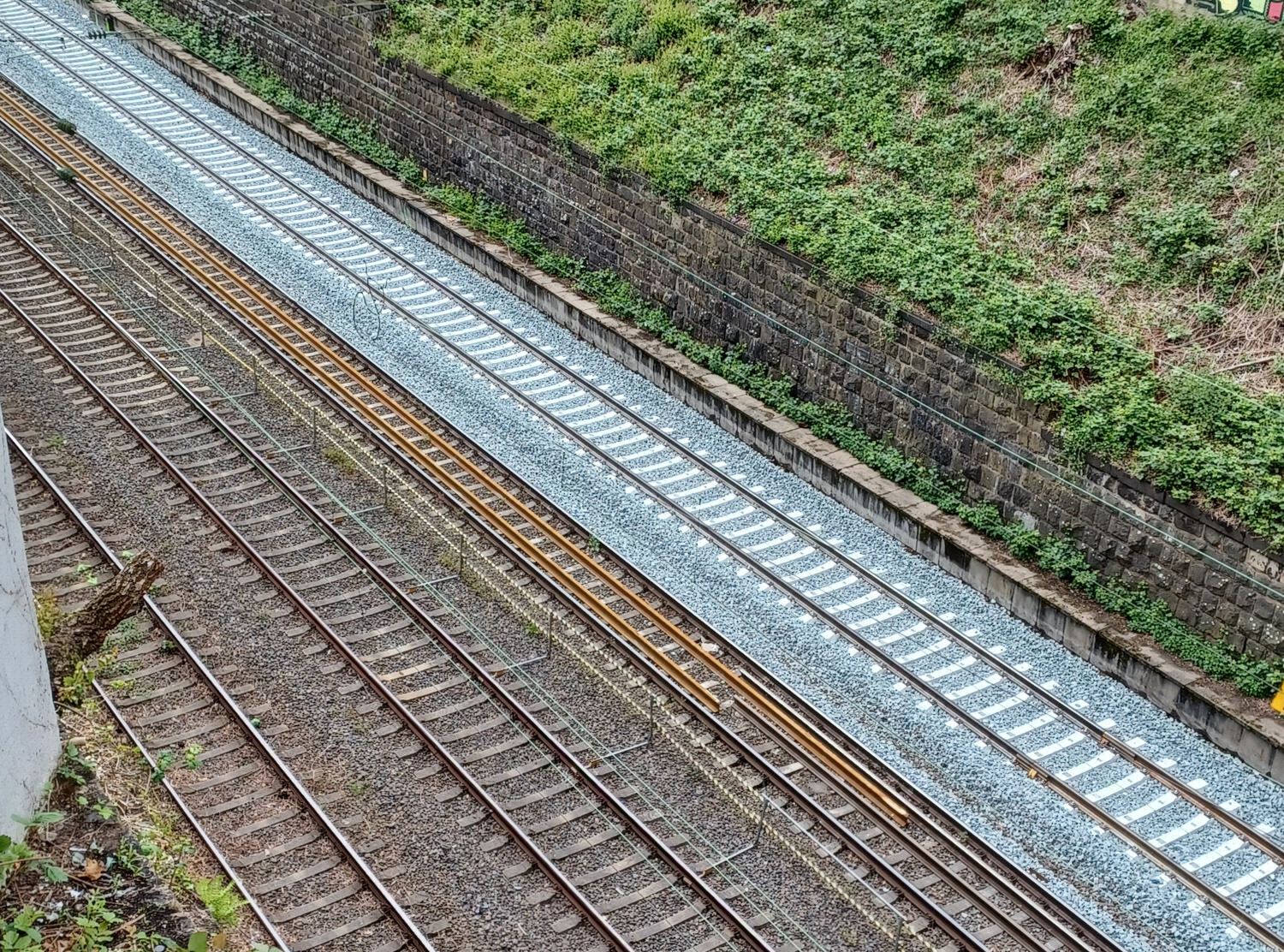 Bahngleise von oben mit altem und erneuertem Gleisbett