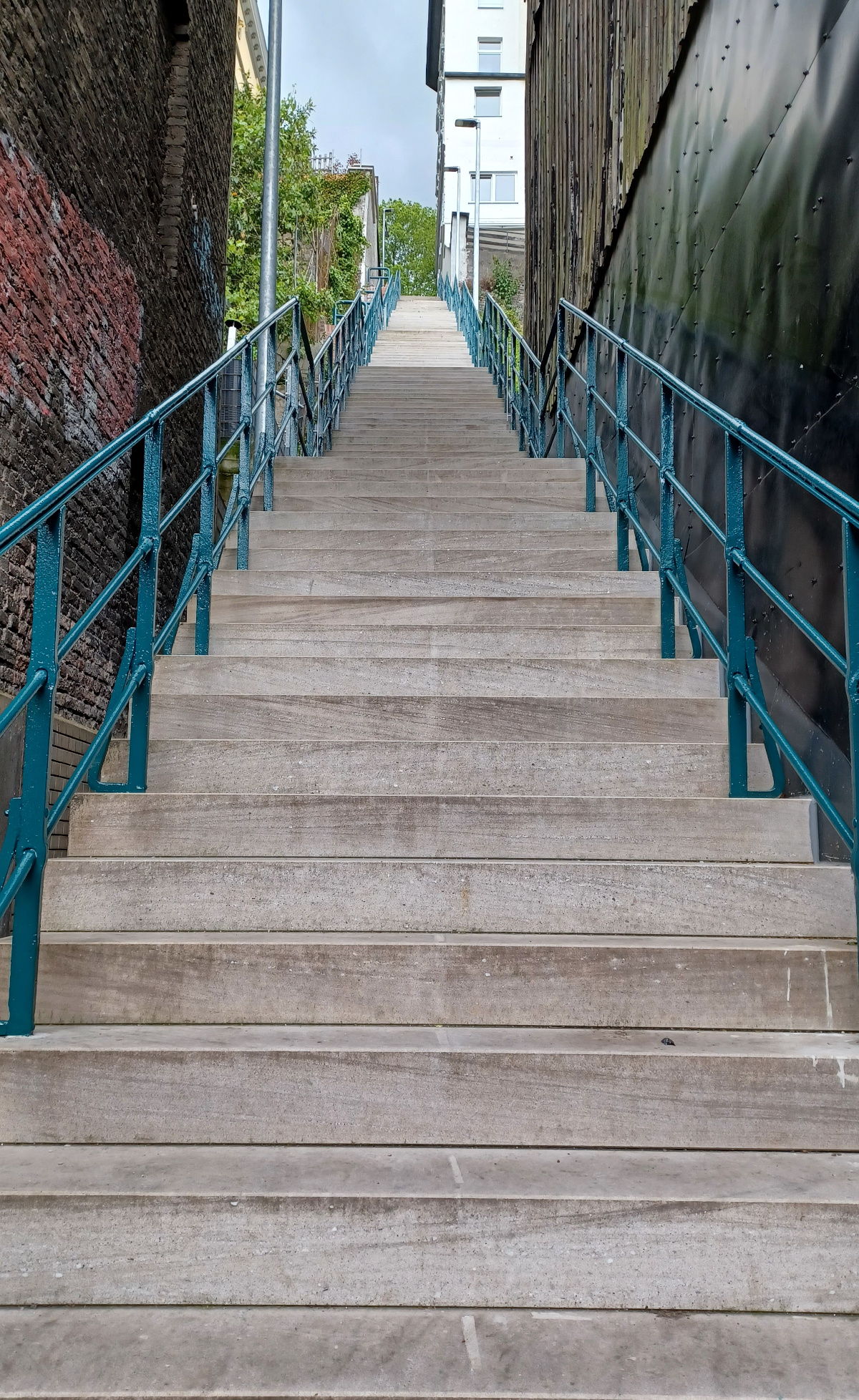 Lange Treppe, die zwischen Häusern nach oben führt