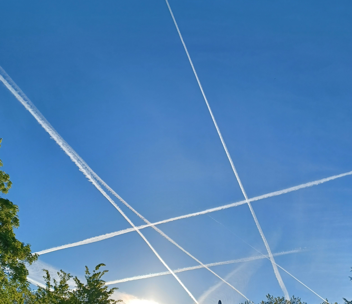 Blauer Himmel mit Streifen