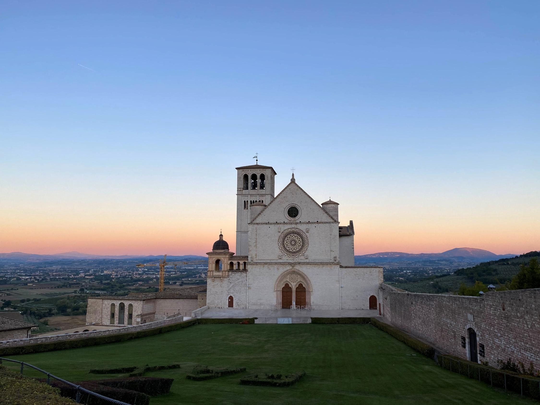 Kirche in Assisi im Abendlicht