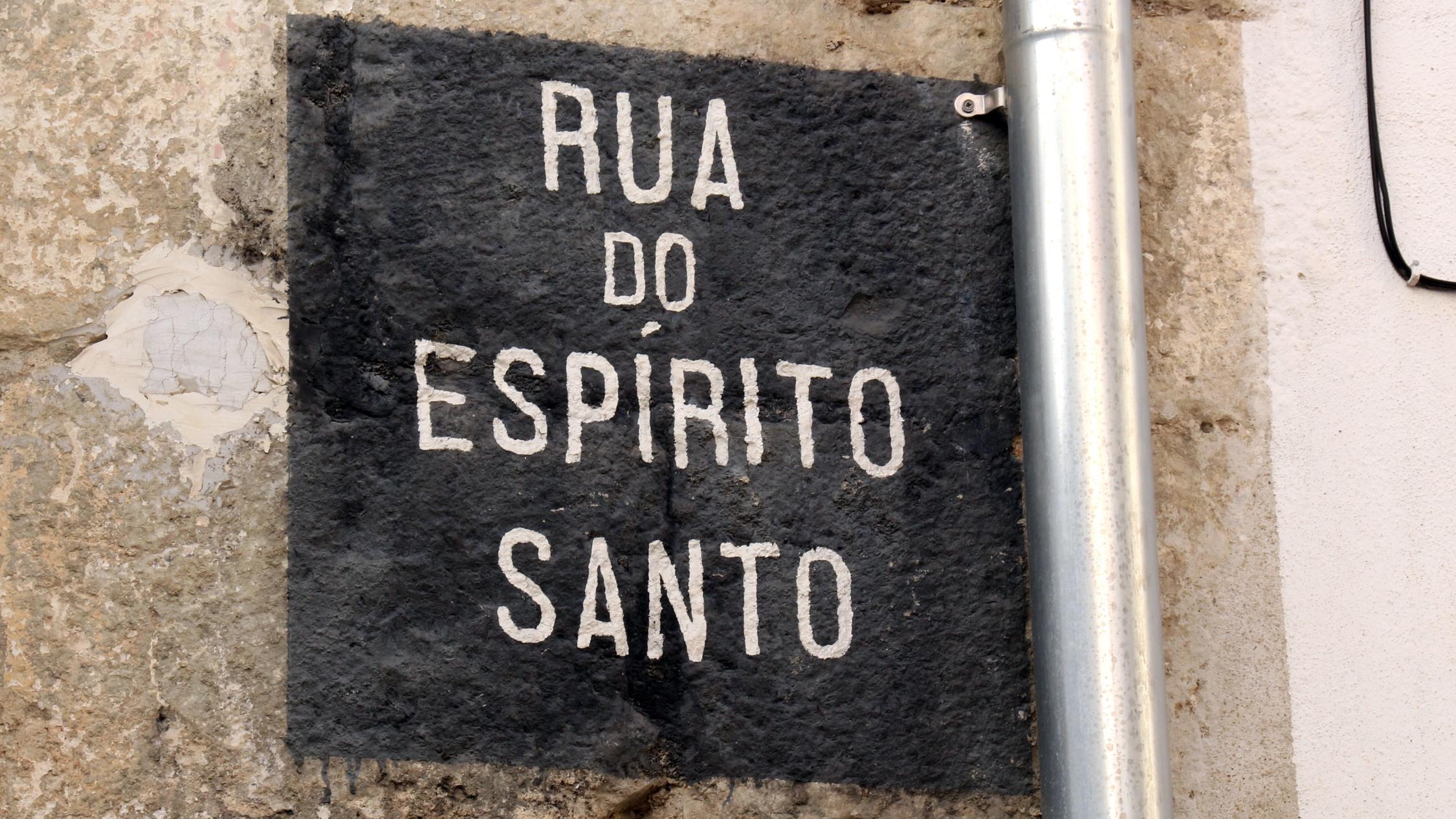 Straßenschild mit Aufschrift Rua do Espirito Santo